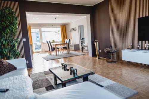 Bayreuth Apartment | ME Homes - große moderne Designer-Wohnung für Urlaub und Business - mit Küche, Büro, Balkon und 2 Parkplätzen