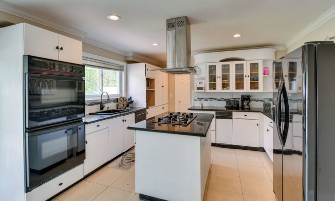 North Bellport House | Medford Home w/ Pool, Near Golf Courses!