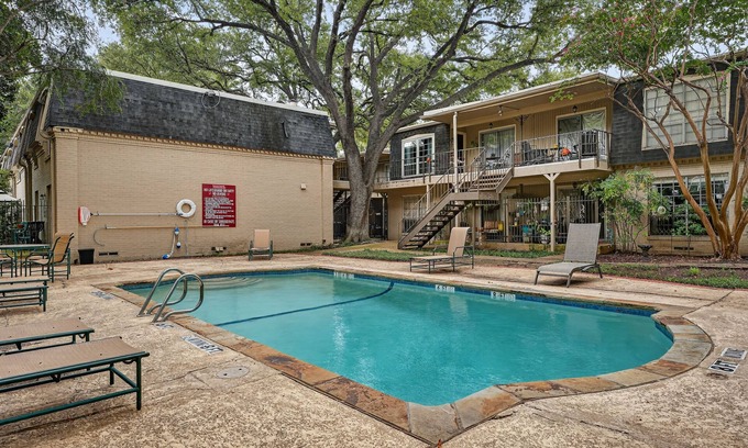Dallas Apartment | Medical Traveler’s Retreat with Pool Mins to Hospitals, Airport, Uptown