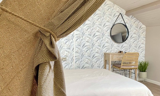 Semur-en-Auxois Apartment | Medieval Room 17