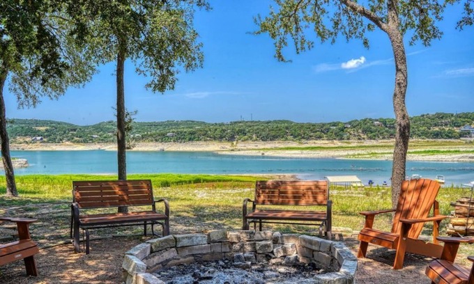 Lakehills House | Medina Lake Waterfront Getaway