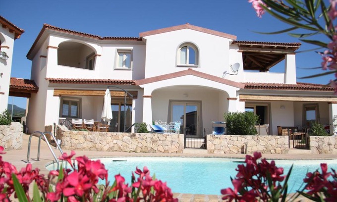 Limpiddu House | Mediterranean Sea Shell Pool House