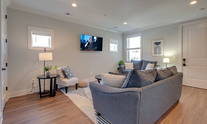 Melrose House | Melrose Muse - 2 Condos - Mins to Broadway