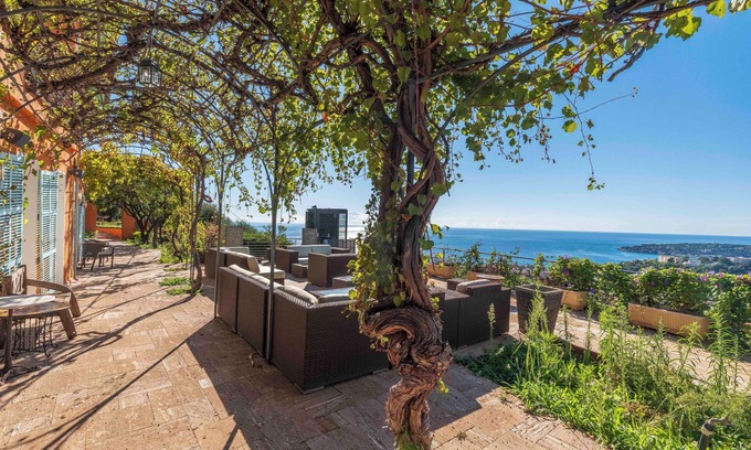Menton Villa | Menton: Propriété de 5 villas, une piscine, jardins, terrasses