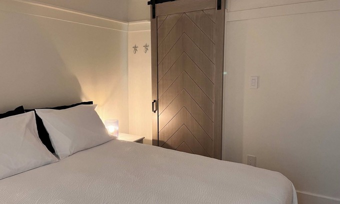 Victoria Villa | Mermaid Cove | Cozy Room with Ensuite | Sunset Views of Main St. | Sleeps 2