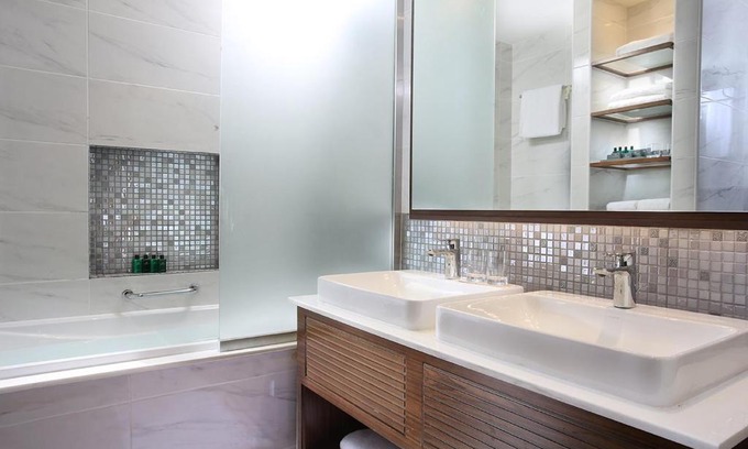 Sheikh Zayed Road Hotel | Metropolitan Hotel Dubai (Refreshing Home)