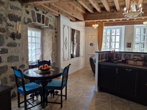 Le Puy-en-Velay Apartment | Meublé de caractère La jeune fille à la perle