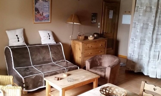 Gap Apartment | Meublé N°4 - Le Refuge-Studio-Ensuite with Shower-Garden view