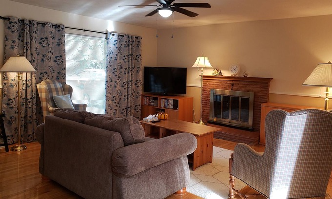 Hillsboro House | Mi Casa Entire suite 2 BED/1BA single level house. Nice garden view