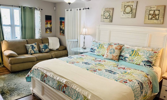 Alta Vista Apartment | Mi Casa Su Casa Hideaway. 15 min. to Siesta Key Beach. Min 2 Downtown sarasota