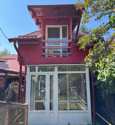 Campulung House | Mica casă roșie