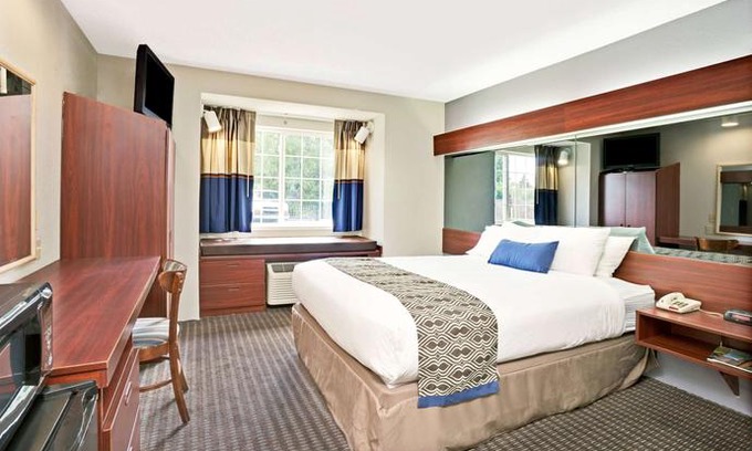 Roseville Hotel | Microtel Inn & Suites by Wyndham Detroit Roseville
