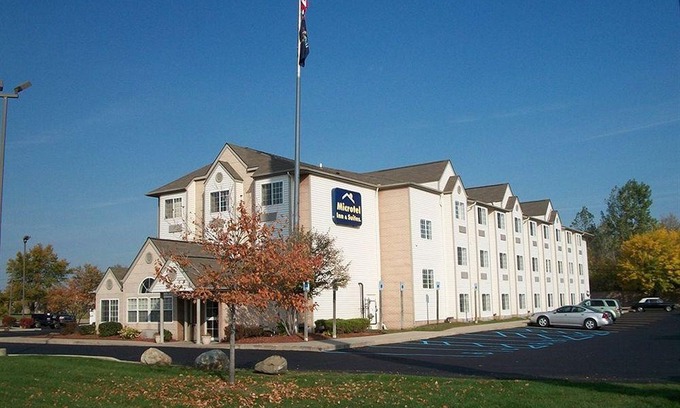 Roseville Hotel | Microtel Inn & Suites by Wyndham Detroit Roseville