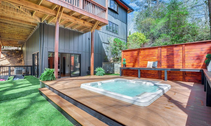 Sandy Springs House | Mid-Century Modern Luxe Retreat w/Hot Tub & Decks