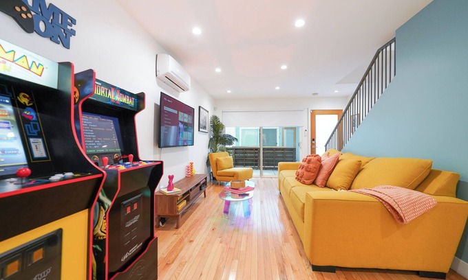 Santa Ana Condo | ☞ Mid Century Modern ☞ Near Disney & Knotts ☞ AC ☞ W/D ☞ Parking ☞ 200Mbs ☞