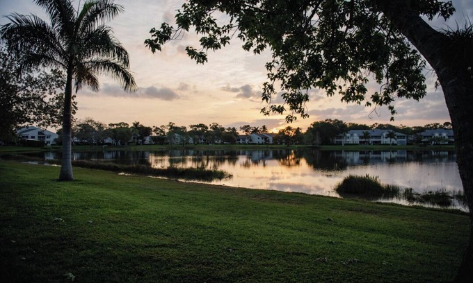 Kings Lake Condo | Mid-Century Modern Paradise at Kings Lake