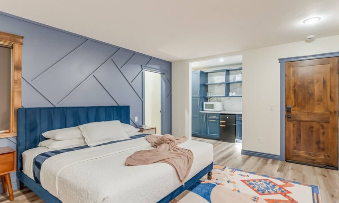 Kalispell Bed & Breakfast | Mid Century-Modern Suite at Country Way Inn