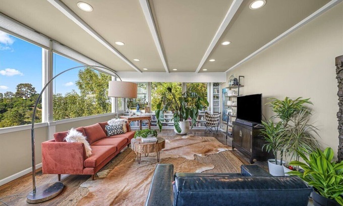 Studio City House | Mid-Century Modern in the hills of Studio City with amazing views