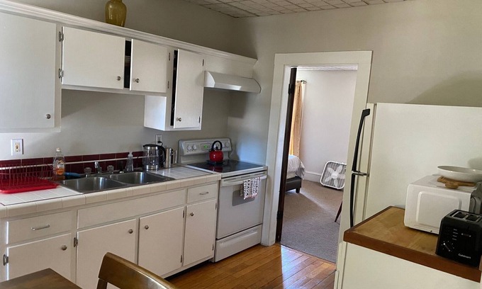 Oakdale Apartment | Mid century modern with 650 sq ft living room and 350 sq ft master bedroom