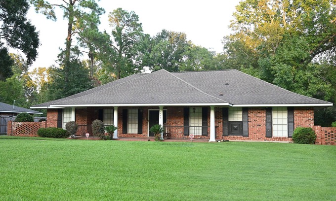 Broadmoor House | Mid-City Rustic RetreatnSerene 5-bedroom house in Baton Rouge