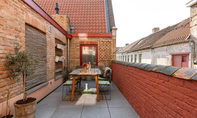 Historical Center Bruges Apartment | Midcentury design apartment with outdoor patio