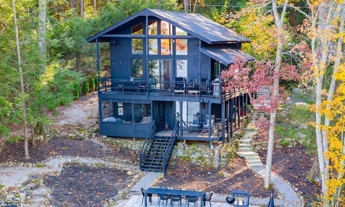 Woodstock Valley House | MidCentury Modern Lakehouse: kayaks,firepit,steamshower, gourmt kitchn,fireplace