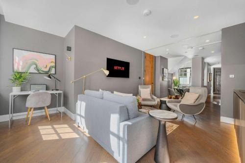 Moffat Apartment | Midnight at Bateman - Soho - by Frankie Says