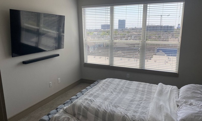 Montrose Condo | Midtown Highrise