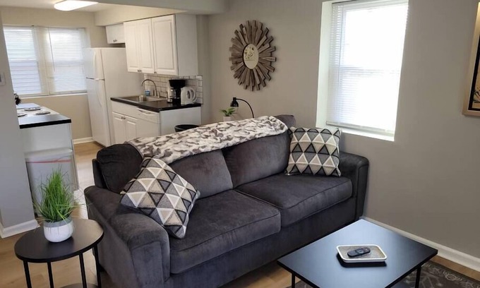 Joslyn Castle Apartment | Midtown Retreat, Walk to Blackstone & Dundee