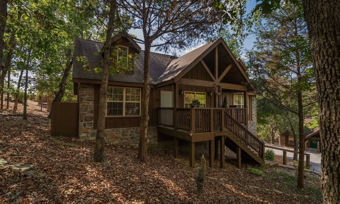 Reeds Spring Cabin | "Mighty Oaks" Stonebridge Lodge - Double King Master -End of the road and close to SDC - Lodge #80