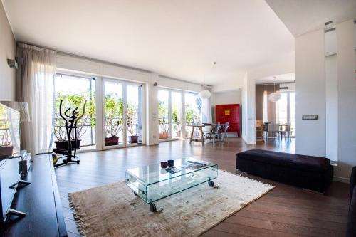 Washington Apartment | Milano Lush Contemporary Flat