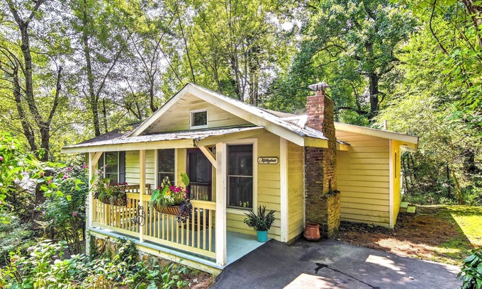 Saluda Cottage | ‘Milkglass Cottage:’ Quaint, Private, Walk Dtwn