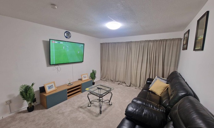 Bletchley House | Milton Keynes Modern Retreat