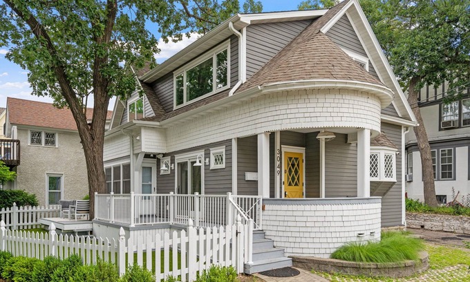 Uptown House | MINNeSTAY* Lakeside Luxe | Putting Green | Lake
