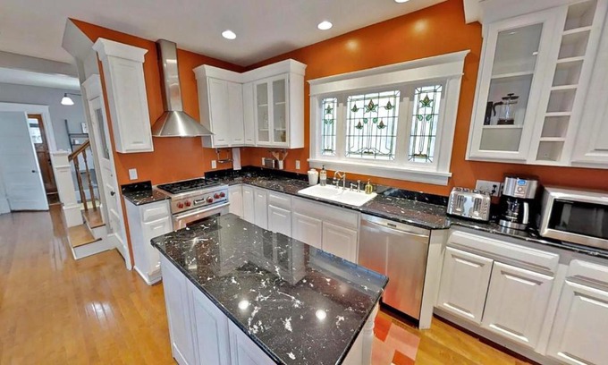Linden Hills House | Minnestay-Linden Hills Luxury Charmer