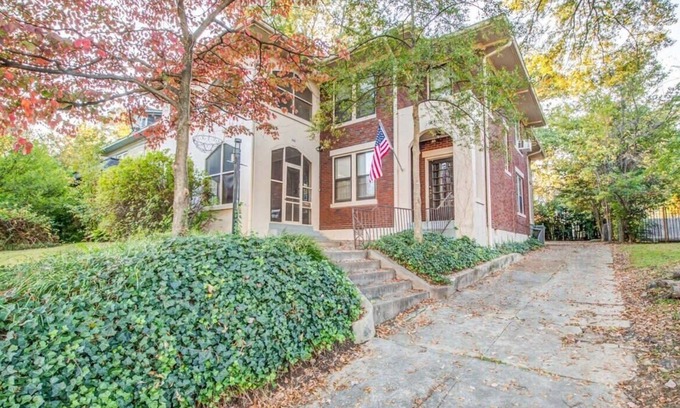 Crosstown Apartment | Mins to Downtown, Museum & Parks - Blue Hideaway