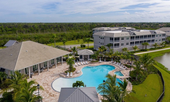 Naples Condo | Minutes from Marco Is; Corner Unit 3BR Condo