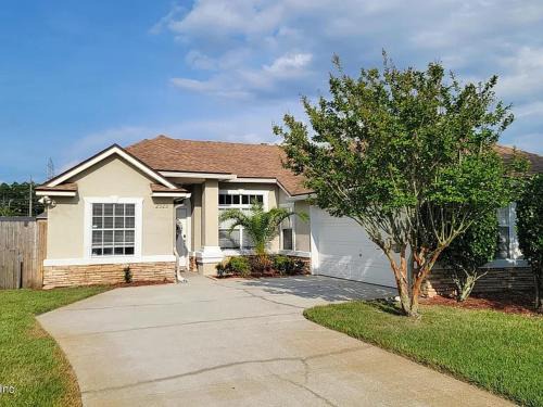 Sandalwood House | Minutes to Beach, Mayo Clinic, Hot Tub, King Bed, Free PPV