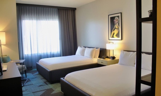 Downtown Las Vegas Hotel | Minutes to Bellagio! 4 Relaxing Units w/Parking! Near Bellagio Fountains!