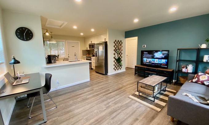 Renton House | Minutes to Freeway, 2bedroom/1bath with 200Mbps WiFi, Free parking, +Backyard.