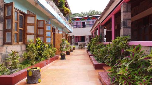 Sultan Hamud Hotel | Miryams Village Inn Safari Lodge