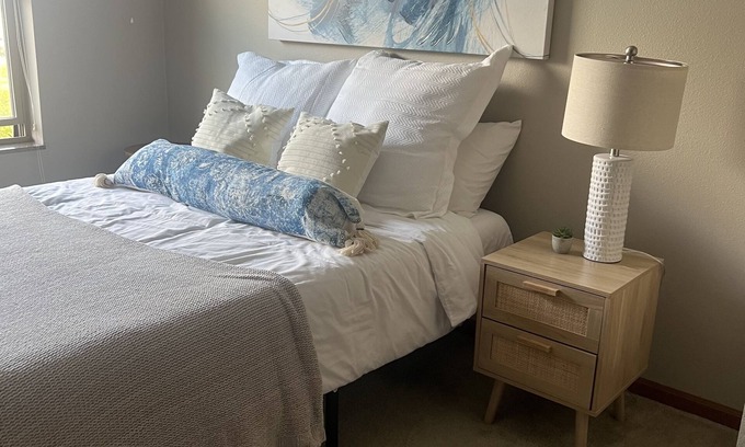 Ramsey Apartment | MN Stylish, newer, safe apt perfect for nurses!