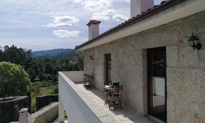 Bouro House | moradia inserida em pequena aldeia do Gerês com todas as comunidades