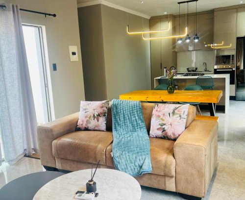Douglasdale Villa | Mo's urban nest - with power backup