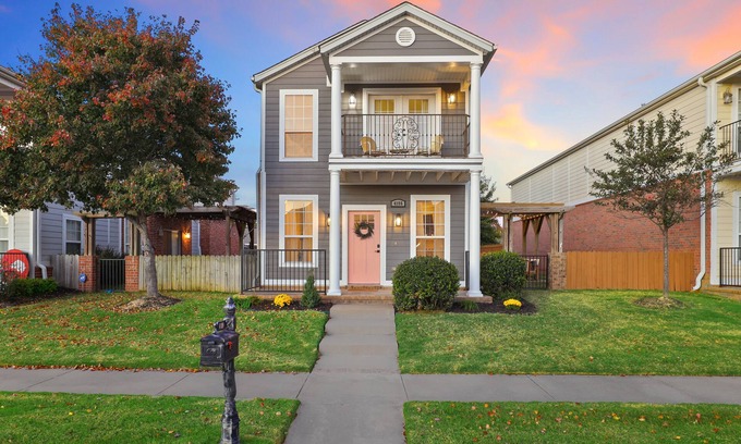 Fayetteville House | MOCO Home Outdoor Hangout U of A 8 min Pet Friendly