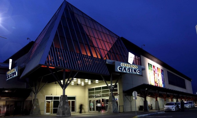 Langley Condo | modern 1 bdrm condo steps from casino