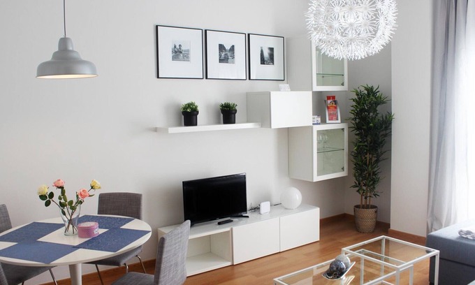 San Felipe Neri Apartment | Modern 1-bedroom apartment with pool, parking, and Wi-Fi in Málaga center