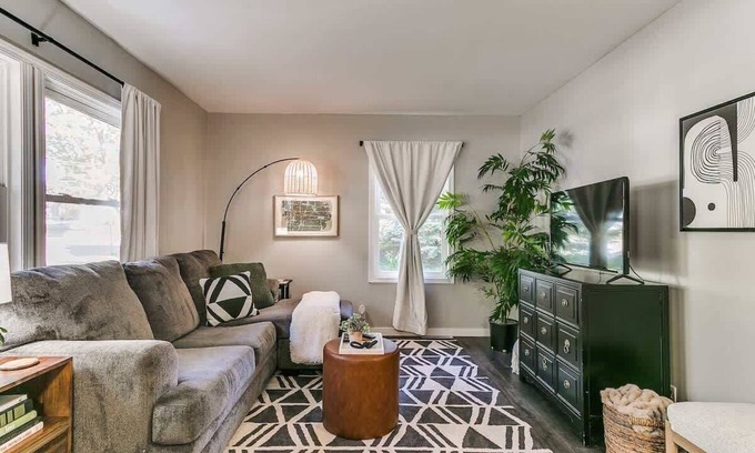 Ames House | Modern 1BR/1BA Chic UrbanRetreat