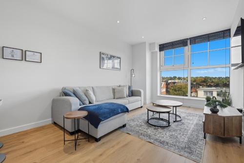 Potters Bar Apartment | Modern 1BR Above Train to Kings Cross