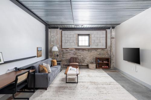 Westown Apartment | Modern 1BR Close to Fiserv with Parking